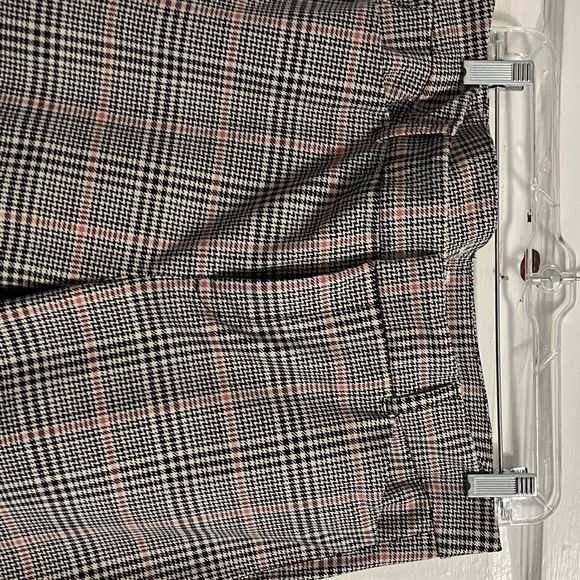 Like new. Old Navy sz 14. Waist 30”-31” inseam cropped in is 26”. Real pkts in - Picture 3 of 11